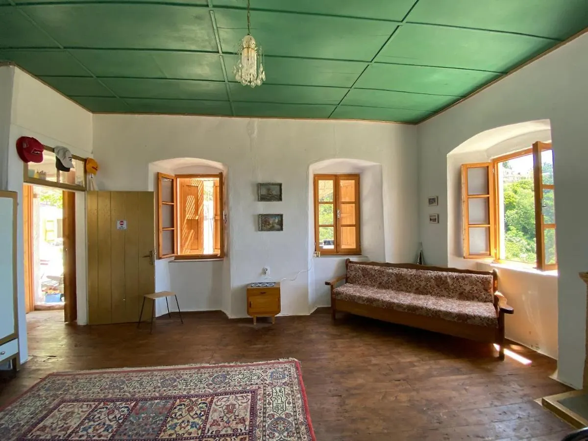 Shotgun Hostel & Guesthouse Vuno
